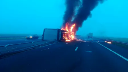 TIR în FLĂCĂRI pe austostrada A1. Trafic blocat pe sensul de ieșire din țară