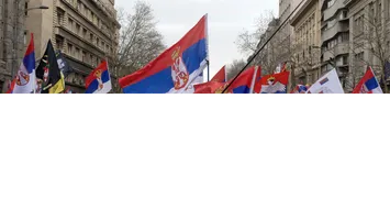Alertă! O mașină a intrat în plin în mulțime la cel mai mare protest antiguvern din Serbia (VIDEO)