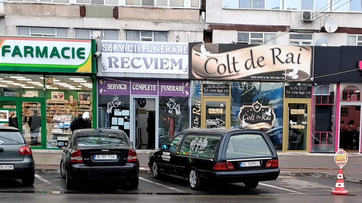 Cine interzice „marketingul” agresiv al firmelor de pompe funebre, care expun în vitrine sicrie și cruci?