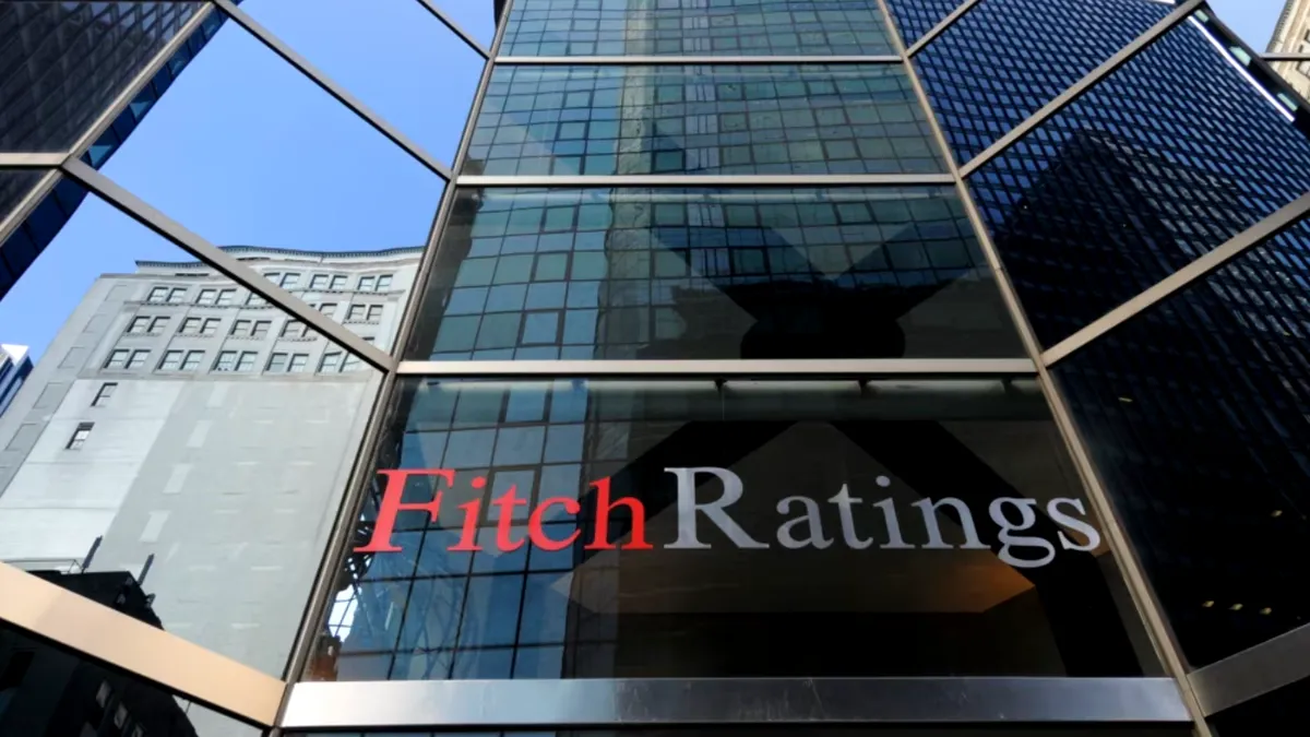 România rămâne pe ultima treaptă a investment grade. Fitch menține „BBB-”, perspectivă negativă