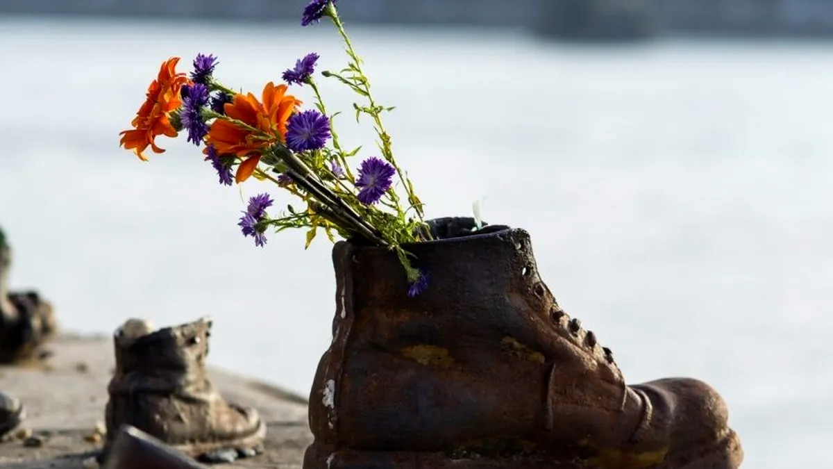 Flori pentru Monumentul „Pantofii de pe Dunăre”