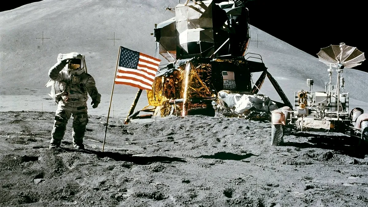Record: S-a vândut jacheta lui Buzz Aldrin, astronautul care a călătorit spre Lună