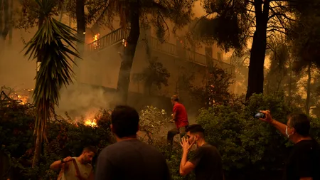 Acasă ard pădurile, pompierii români sting incendii în Grecia (Video)