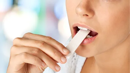 Guma de mestecat, pericol tăcut. Sute de mii de particule de microplastic ajung în organism în doar o oră