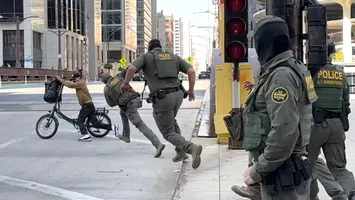 Un biciclist umilește 10 agenți federali în centrul Chicago! Imagini virale