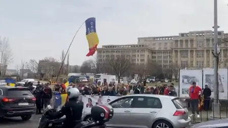 Susţinătorii lui Călin Georgescu s-au strâns în faţa sediului CCR. Curtea decide dacă acesta mai poate candida