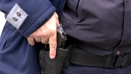 Focuri de armă în Suceava. Un bărbat a fost împușcat în picior de un polițist. Care este motivul