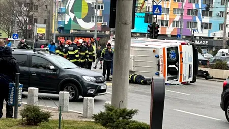 În centrul municipiului Satu Mare a avut loc un accident rutier grav în care a fost implicată o ambulanță
