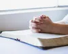 AUR propune momente solemne în școli: imnul și rugăciunea „Tatăl nostru” la începutul zilei