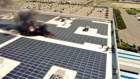 Acoperişurile cu panouri fotovoltaice au un risc de incendiu mai ridicat. Specialiştii estimează peste 9.000 de incendii în UE anul viitor, din această cauză