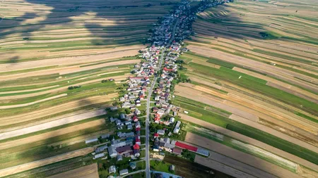 Satul în care toți cei 6.000 de oameni locuiesc pe aceeași stradă. Este unic în lume