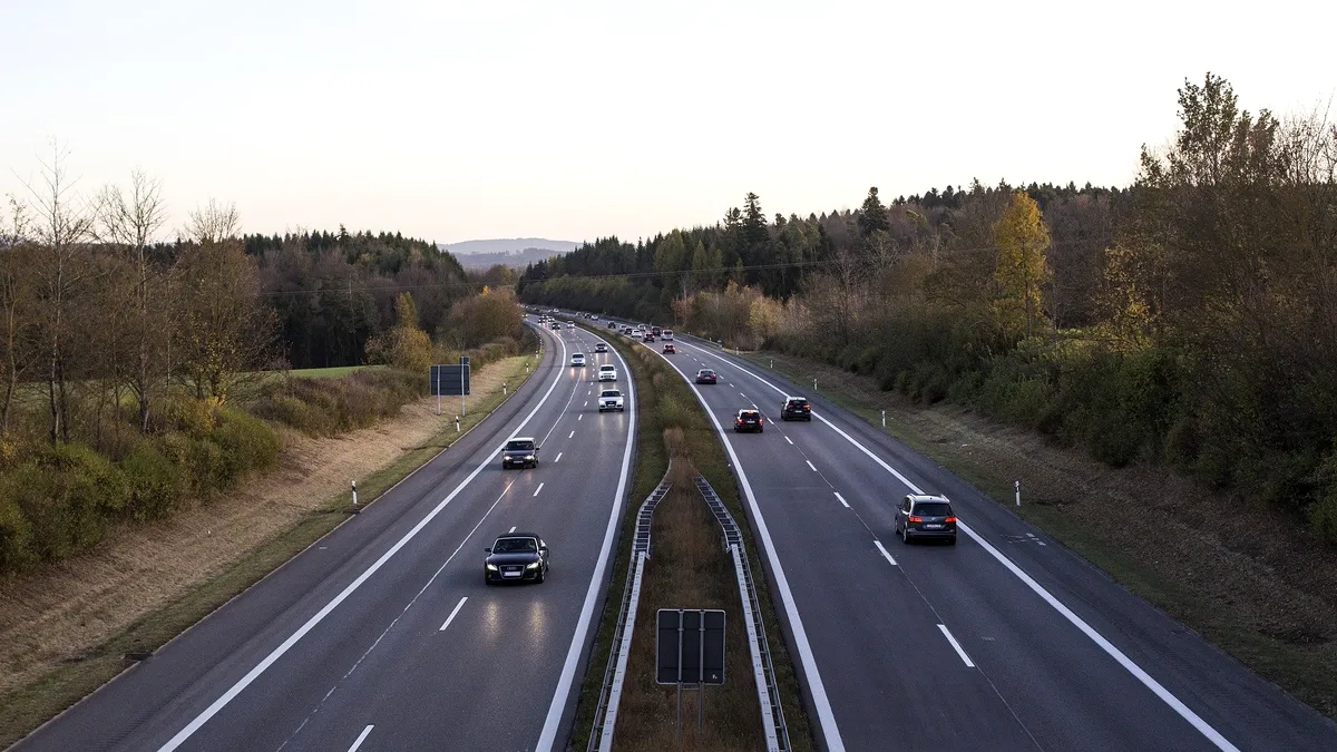 Reguli de circulație în Germania. Ce trebuie să știe șoferii străini care conduc aici