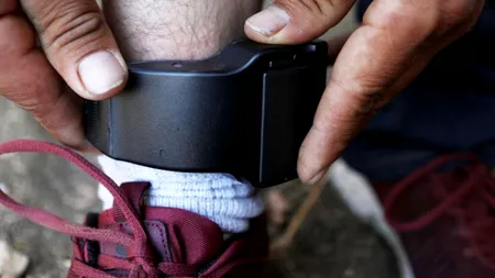 Primar din Suceava, obligat să poarte brățară electronică. Și-a sechestrat iubita și pe fiica acesteia