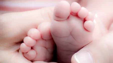 Fenomen foarte rar: Bebeluș venit pe lume în sacul amniotic