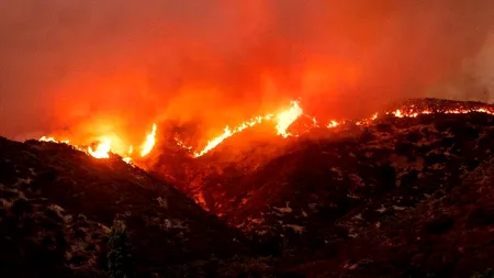 Incendiu incontrolabil în apropiere de Los Angeles: Oamenii au fost evacuați din case
