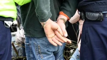 Flagrant: Hoți prinși în Capitală în timp ce încercau să fure din mașini folosind aparate de bruiaj