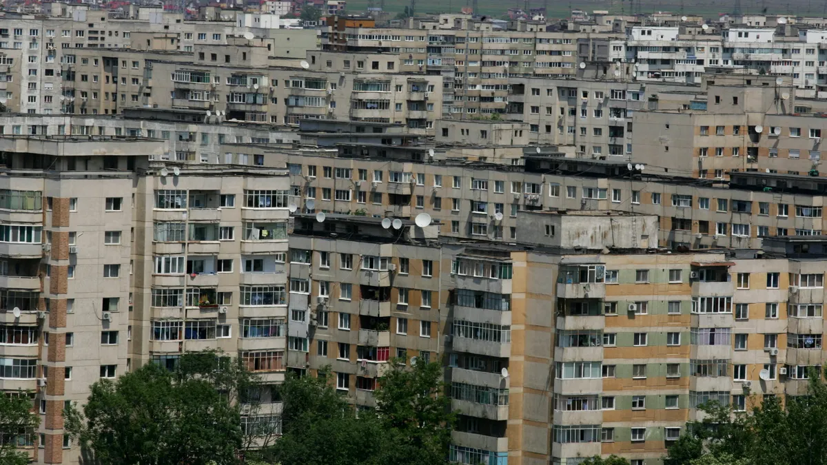 Lege obligatorie pentru renovarea caselor și blocurilor vechi din România, semnată astăzi de Iohannis