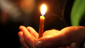 Critici față de lumina sfântă adusă de la Ierusalim: „O improvizație pentru mase, fără temei teologic”
