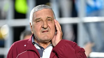 Rică Răducanu, singur pe terasă: mătură, servește și speră ca turiștii să se întoarcă