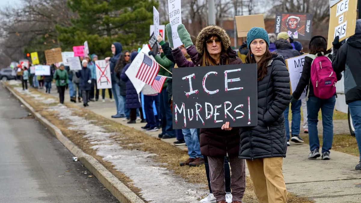 Furia anti-ICE devastează America: protestatarii au ocupat străzile din marile orașe