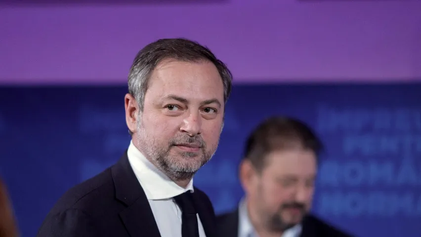 Motreanu acuză PSD că joacă rolul opoziției din interiorul guvernării: Găurește barca în mijlocul furtunii