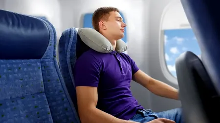 5 trucuri ca să dormi liniștit în avion