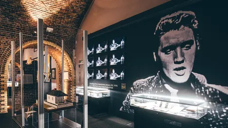Elvis Presley revine la viață cu ajutorul inteligenței artificiale, pentru un nou spectacol imersiv