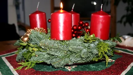 Sărbătorile Crăciunului: Coroana de Advent, simbol al speranței și luminii