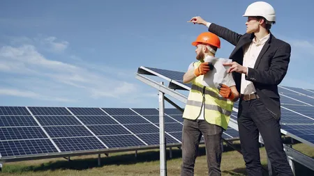 România investește în stocarea energiei solare pentru a reduce dependența de importuri și prețurile record la curent
