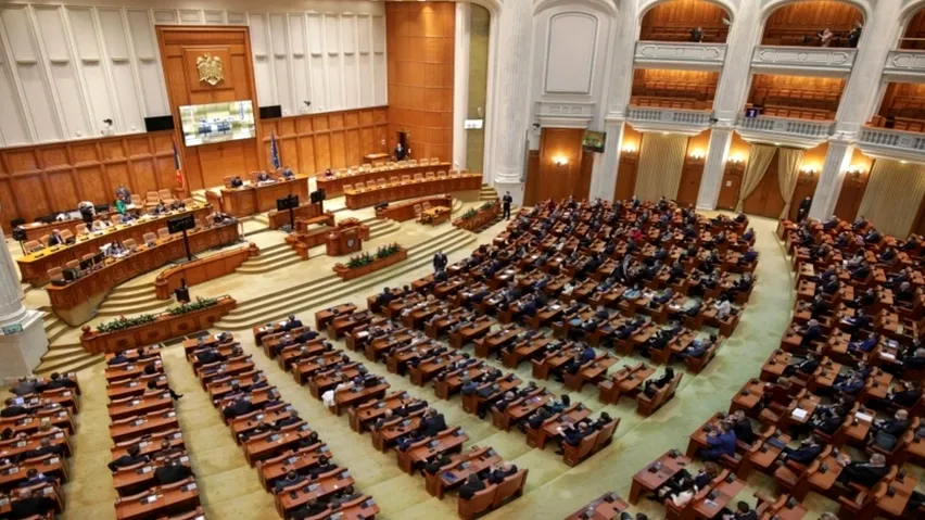 Factura pensiilor aleșilor țării: câți bani primesc foștii deputați și senatori de la stat