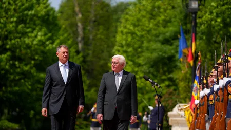 Deși este grevă, elevii unui liceu din Sibiu au fost aduși să-l întâmpine pe Iohannis și președintele Germaniei VIDEO