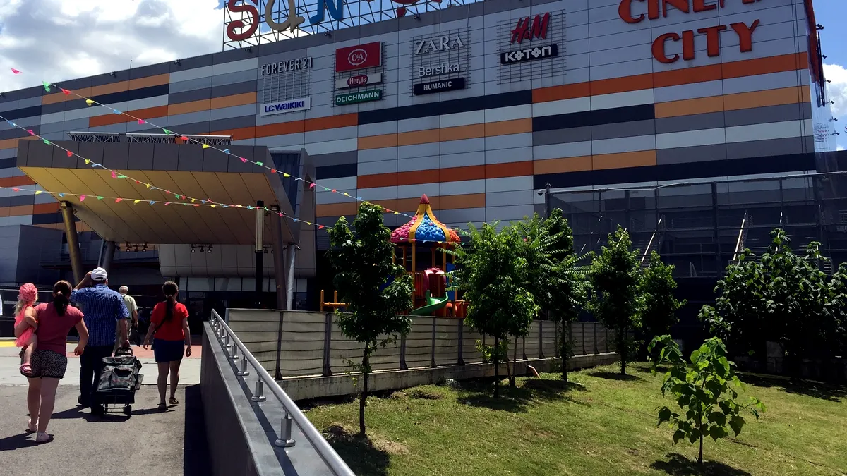 Piedone, șeful ANPC, a sancționat Carrefour Sun Plaza: produse cu cantități nete incorecte și nereguli grave în calitate