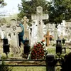 Situație neobișnuită la Buzău. Cimitirul, transformat în spațiu de recreere
