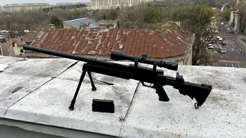 Trupele SIAS, intervenţie în forţă după ce un bărbat şi nepotul său au ieşit pe terasa unui bloc din Capitală cu o armă cu lunetă