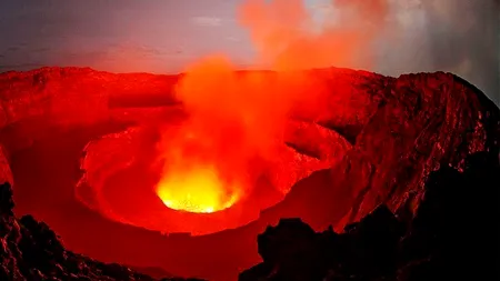 Celebrul vulcan Nyiragongo din Congo a erupt brusc astă seară (VIDEO)