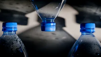 Schimbări majore pentru sticlele din plastic: noi materiale și capace biodegradabile