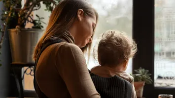 Ministerul Muncii anunță: acești părinți primesc până la 1.500 lei lunar