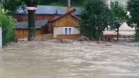 Zeci de gospodării din Bistrița Năsăud au fost inundate. Ploile continuă să facă ravagii