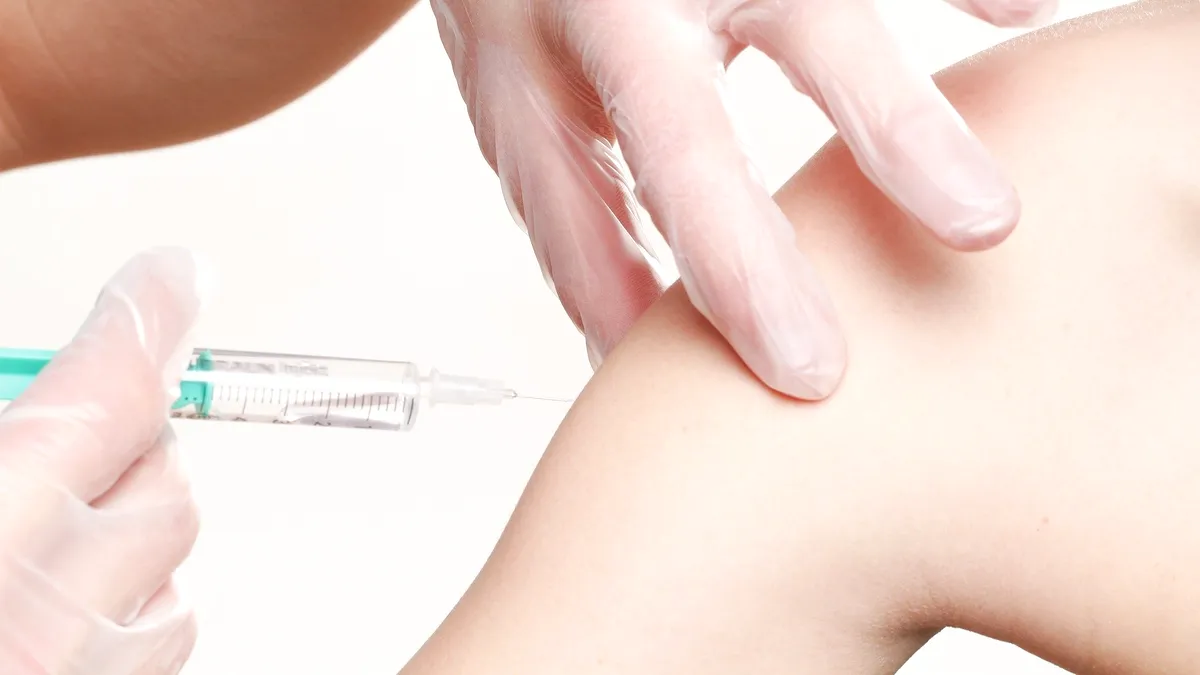 Medicii de familie avertizează: Nu acceptați să cumpărați doze de anul trecut din vaccinul anti-gripă sezonieră!
