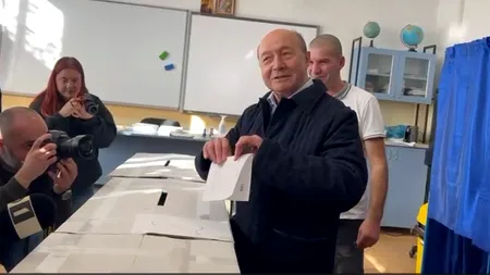 VIDEO: Traian Băsescu a așteptat zeci de minute la coadă, la vot, apoi „și-a luat-o” de la șeful de sală. Băsescu: „Ce ai? Ești nervos?”