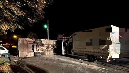 COD ROȘU de intervenție în Alexandria! 13 persoane au ajuns la spital după ce un microbuz a fost spulberat
