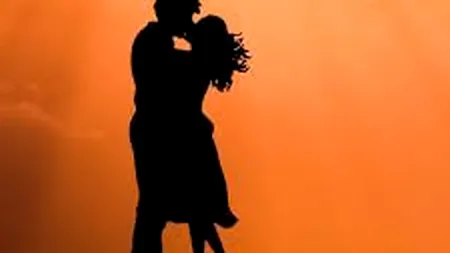 Recomandări de Ziua Îndrăgostiţilor: Evitaţi sărutările şi purtaţi mască în timpul actului sexual