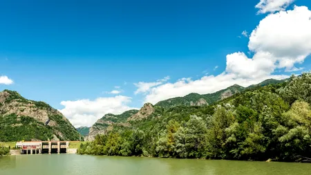 Parc fotovoltaic plutitor pe râul Olt. Investiția Hidroelectrica se ridică la 10 milioane de euro!