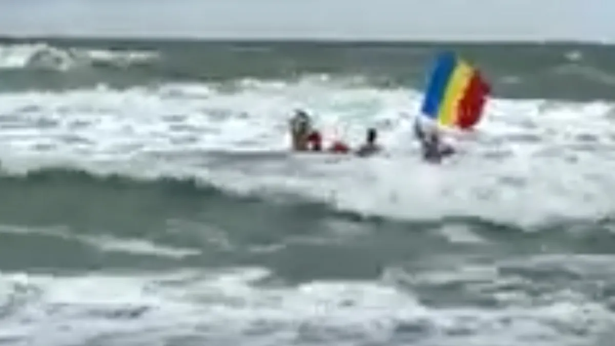 Constănțenii au înotat în mare de Ziua Națională. Apa a avut o temperatură de doar 12 grade