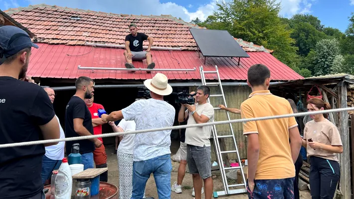 În România, încă mai sunt case în care lumina a venit după o viață întreagă. AEI a aprins primul bec. Maria: „Am trăit la lumina lămpii”