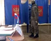 Rușii votează cu soldați înarmați în cabinele de vot! VIDEO nebun