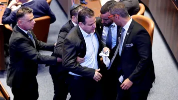 Deputatul care l-a huiduit pe Trump ascunde o poveste românească controversată