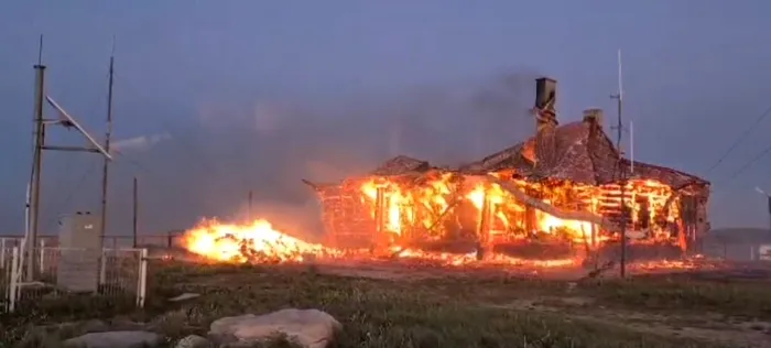 Incendiu puternic la Stația Meteorologică Vlădeasa 1800