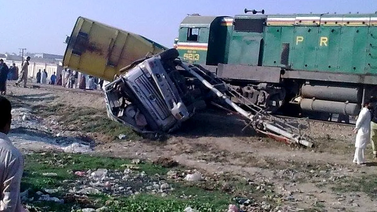 Două trenuri s-au ciocnit în Pakistan, cel puțin 30 de morți (video)
