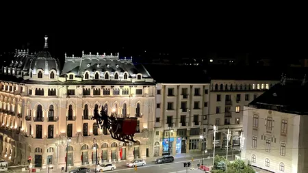 Sania lui Moș Crăciun, unică în România, a sosit la Craiova! Zboară deasupra Pieței Mihai Viteazul (VIDEO)